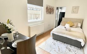 Studio Flat With Private Patio In Stratford